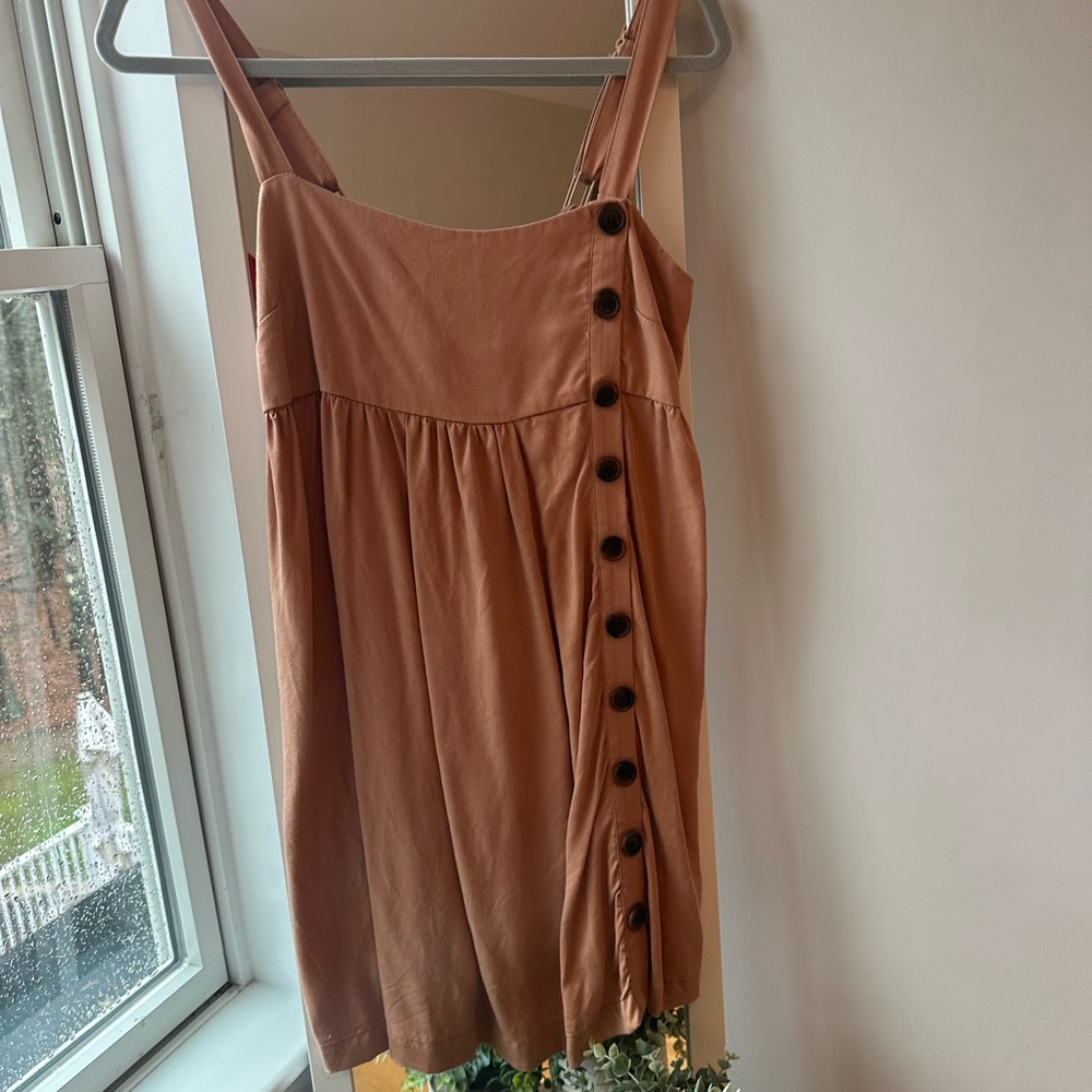 This is a nice dress for summer! Been worn only a few times.